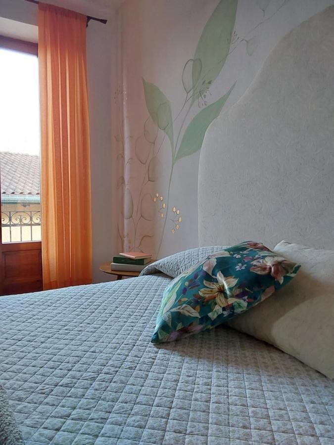 Casa Vacanze Malvarosa Casale Corte Cerro Buitenkant foto
